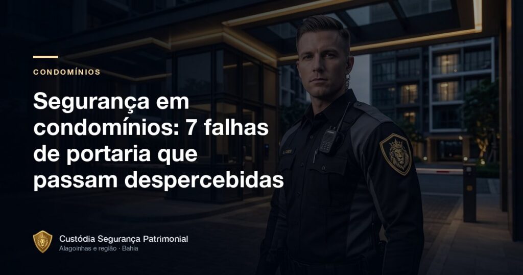 Vigilante uniformizado na entrada de um condomínio ao anoitecer, ilustrando o artigo sobre falhas de portaria